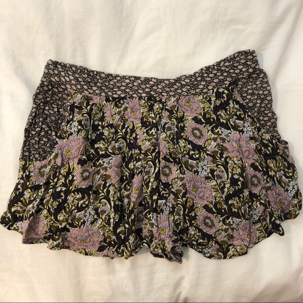 URBAN OUTFITTERS SHORTS